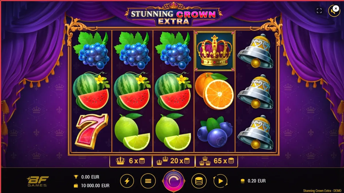 Tampilan visual mesin slot Stunning Crown Extra dengan simbol mahkota dan buah-buahan